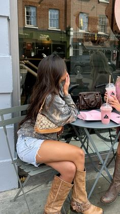 Fall Picture Inspo Instagram, Moto Boot Outfit, Cowboy Boots Outfit, Moto Boots Outfit, City Outfits, Summer Lookbook, Fall Fits, Fire Fits, Moto Boots