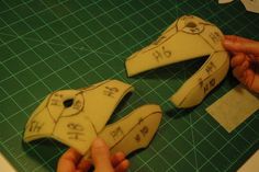 How to pattern foam costumes from smaller items such as toy figures. Dino Puppet, Velociraptor Costume, Rod Puppet, Foam Costume, Halloween Costume Props, Puppets Diy, Puppet Patterns, Costume Tutorial, Puppet Making