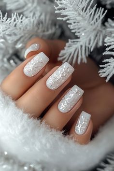 17 Simple Christmas Nail Design Ideas to Sparkle Through the Season Xmas Nail Designs, Christmas Gel, December Nails, Red Christmas Nails, Holiday Nail Designs, Winter Nails Acrylic, Cute Christmas Nails