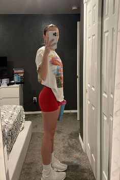 Girl taking a mirror selfie wearing an oversized thrifted shirt, red biker shorts, tall socks, Adidas ultra boosts, and a slick back bun. Leg Day Outfit, Ultra Boosts, Slick Back Bun, Outfit Fitness, Outfit Adidas, Running Outfit, Outfit Oversize, Motivation Exercise