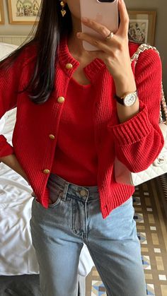 Connecticut Casual, Sweater Casual Outfit, Look Adidas, Skandinavian Fashion, Nashville Outfits, Chique Outfits, Autumn Outfits, Red Cardigan, Fashion Mistakes