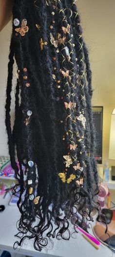 Handcrafted boho locs adorned with butterfly charms, beads and etc.  ~Synthetic hair with human hair ends (Color 1 and ends are natural 1b color) ~60 locs in total and 12 of them are accent butterfly accent locs. ~The locs are around 20-21 inches and the accent locs are around 15 inches. My recommendation installing the accent locs are the soft loc method. Where you take your braid and loop it through the loc hole and crochet the end of your braid through the root or couple inches down your brai Hat And Natural Hair, Butterfly Hair Jewelry, Vintage Loc Hairstyles, Prom Hair Locs, Braid With Charms, Boho Crochet Locs, Faux Locs Accessories, Butterfly Locs With Beads, Unique Loc Hairstyles