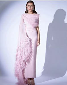 Prom Dresses With Feathers, Soiree Dresses For Hijab, Dresses With Feathers, Pink Evening Dresses, Cap Sleeve Prom Dress, Feather Fashion, Fashion Show Dresses, Kaftan Designs, Pink Evening Dress