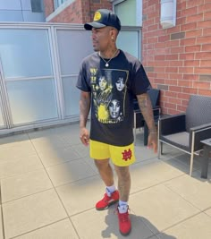 Mens Clothing Styles Streetwear, Streetwear Summer Outfits, Mens Streetwear Outfits, Yeezy Outfit, Drippy Outfit, Big Men Fashion, Black Men Fashion Swag