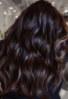 These glossy, espresso-colored waves offer a smooth, lustrous look. The deep brown tones bring out a rich, natural shine, while the soft waves add an element of playfulness to the style. The combination of a deep base and gentle movement creates a sophisticated and timeless appearance that is suitable for various occasions, from casual to formal. Brown And Caramel Highlights, Ash Brown Hair Balayage, Dark Ash Brown Hair, Brunette Hair Color Ideas, Espresso Hair Color, Hair Color Ideas For Winter, Balayage Dark, Rich Brown Hair, Dark Chocolate Brown Hair