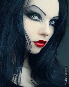 Glamorous goth halloween makeup. Would be fun for the "bride of Frankenstein" Gothic Make Up, Make Up Diy, Fantasy Make-up, Devil Makeup, Halloweenský Makeup, Vampire Makeup, Angel Costume, Goth Look