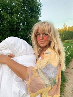 Cool Simple Eye Makeup, Shaggy 90s Hair, Statement Haircut, Witch Ocs, Instagram Photos Ideas, Bangs Inspiration, Wavy Haircut, Angelica Blick, Long Shag