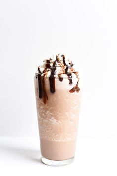 Diy Frappe, Chocolate Frappe Recipe, Chocolate Frappe, Cold Drinks Recipes, Frappe Recipe, Make Your Own Coffee, Drink At Home, Frozen Coffee, Chocolate Milkshake