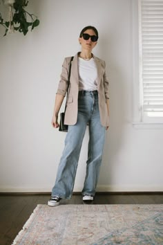 Jeans And High Top Converse, Blazer Wide Leg Jeans, Early Spring Outfits Casual, Taupe Blazer, Jeans Blazer Outfit, Stylish Capsule Wardrobe, Spring Blazer, Blazer Outfits Casual, Balanced Living