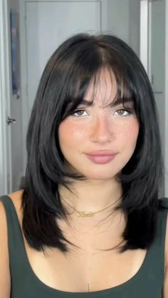 Shoulder Length Hair Bangs Round Face, Crescent Bangs Heart Shaped Face, Haircut Idea For Round Face, Haircute Woman 2024, Midlength Haircuts With Layers And Bangs, Hair Cuts 2024 Trends Round Face, Bangs For Cowlicks, Small Bangs Hair, Bangs For Small Forehead