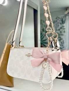 #pinkbow #coachpurse #whitepurse Tas Coach, My Style Bags, Pink Handbag, Luxury Bags Collection, Dr Shoes, Handbag Essentials, Girly Bags, Luxury Purses, Pink Girly Things