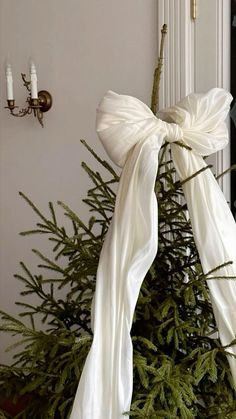 An extra large and voluminous ivory/ off-white  bow designed for styling wedding decorations, Christmas, or any other festive occasion. Made from 100% natural French silk, it features a tie-back fastening for secure attachment. The length of the tails and the width of the bow can be slightly adjusted. Perfect for elegant, luxurious decor, whether indoors or outdoors. Ideal for attaching to walls, Christmas trees, doors, and more. Classy Traditional Christmas Tree, Christmas Dreaming, Classy Christmas, Christmas Interiors, Contemporary Christmas, Christmas Time Is Here, Christmas Inspo, Merry Little Christmas, Christmas Mood