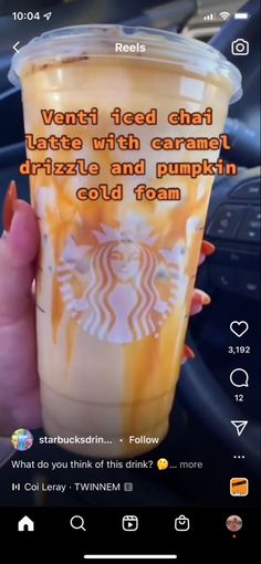 someone is holding up a cup with liquid in it and the caption reads, ventti food that tastes with caramel drizzle and pumpkin cold foam