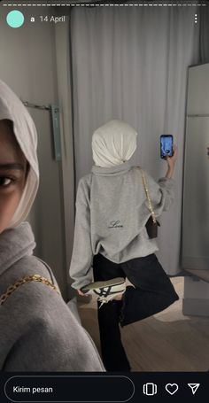 Outfit Hijab Hoodie, Hijabi Outfits Casual Jeans, Airport Outfit Hijab, Hijab Topi, Jeans Outfit Hijab, Hoodie Hijab, Ootd Hoodie, Hijab Hoodie, Outfit Ngampus