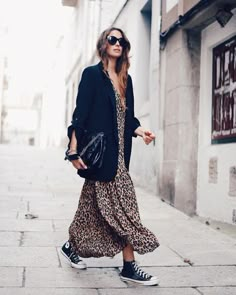 Oversized Black Blazer Outfit, Style Jupe, Dress And Sneakers Outfit, Leopard Maxi Dress, Leopard Print Outfits, Leopard Outfits, Winter Mode, Outfit Trends