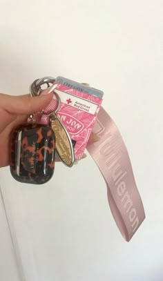 Car Keychain Ideas, Girly Car Accessories, Keychain Ideas, Car Deco, Inside My Bag, Girly Car, Car Essentials, Handbag Essentials, Car Aesthetic