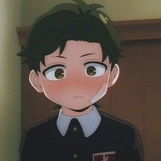 an anime character with green eyes and black hair, wearing a uniform that has the letter k on it's chest