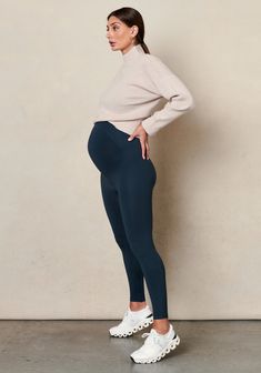 Maternity Sports Wear, Scandinavian Maternity Style, Blanqi Maternity Leggings Outfit, Preg Aesthetic, Pregnant Sporty Outfits, Tomboy Maternity Style, Athletic Maternity Outfits, Pregnancy Gym Outfit, Maternity Outfits Pants