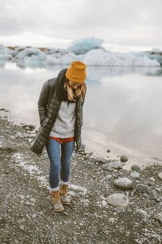 Trendy Outdoor Outfits, Womens Winter Outdoor Outfits, Hiking Jeans Outfit, Outfits Iceland, Duluth Outfits, Iceland Fashion Fall, Winter Roadtrip Outfit, Ireland Outfit Winter Cold Weather, Colorado Street Style