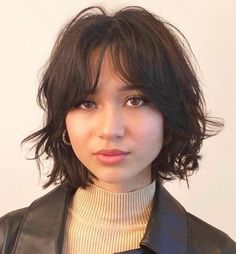 Short Grunge Hair, Shaggy Short Hair, Bangs For Round Face, Hair Inspiration Short, Shot Hair Styles, Penteado Cabelo Curto, Round Faces, Short Hair Haircuts, Short Hair With Bangs