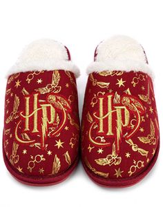 PRICES MAY VARY. SEE SIZE GUIDE IMAGE TO HELP FIND YOUR SIZE HARRY POTTER SLIM FIT SLIPPERS FOR WOMEN - Join the wizarding world of Harry Potter as you wear these unbelievably cosy house shoes. As soon as you put them on you'll feel like you're at Hogwarts! We would recommend sizing up for a cosy fit. MIXED MATERIALS MAGICAL HOUSE SHOES - These slip on slippers are made from textiles with a synthetic sole. They are super cosy, light and very soft. Perfect for keeping your toes toasty whilst watching or reading the JK Rowling novels or Warner Bros movies. FUR HARRY POTTER RED AND GOLD FOIL SLIPPERS PERFECT FOR GIFTING - The magical slippers come in a red contrasting against the luxury gold foil all over print showcasing a logo, Hedwig the pet owl and glasses with Harry Potter's famous scar. Letter To Hogwarts, Logo Harry Potter, Harry Potter Pets, Harry Potter Free, Harry Potter Logo, Harry Potter Girl, Magical House, Embroidered Slippers, Slip On Slippers