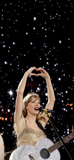 taylor swift performing at the cma music awards in nashville, tennessee on november 6, 2012