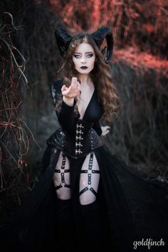 Vampire Photoshoot Ideas, Goth Photoshoot, Gothic Photoshoot, Female Drawings, Demon Costume, Gothic Fashion Women, Horror Photography, Gothic Costume