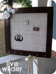 For teen girls?! christmas-gift-ideas-to-make Diy Jewlery, Jewelry Hanger, Jewelry Organizer Diy, Jewelry Displays, Diy Holder, Homemade Jewelry, Diy Homemade, Diy Schmuck, Crafts For Teens