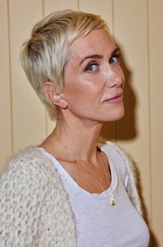 Kristen Wiig Hair, Short Shaggy Pixie Haircuts, Short Platinum Blonde Hair, Grey Hair Over 50, Kristen Wiig, Blonde Pixie Haircut, Edgy Short Hair, Platinum Blonde Hair, Cute Hairstyles For Short Hair