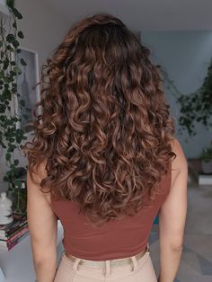 Hair Color Techniques At Home, Light Brown Curls, Chocolate Curly Hair, Curly Long Hair, Highlights For Dark Brown Hair Curly, Copper Balayage Curly Hair, Curly Hair Highlights Caramel, Caramel Balayage Curly Hair, Mocha Hair