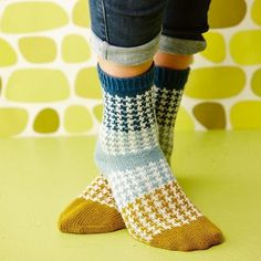 Heb jij al een cadeau voor vaderdag? Geef een persoonlijk en uniek cadeau. Brei een paar sokken in een patroon passend bij jouw vader, opa, stief- en schoonvaders. Boots Rainbow, Chunky Slippers, Colorful Knit, Men In Heels, French Knitting, Fair Isles, Cycling Socks