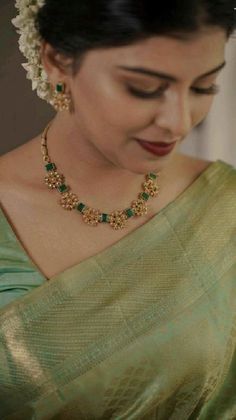 Simple South Indian Jewellery, Gold Neck Jewellery, Simple Jewellery Photography, Simple Gold Necklace Designs Indian, Saree With Choker Necklace, 20gms Gold Necklace Designs, Simple Necklace Gold Indian, Green Necklace Set, Simple Necklace Designs