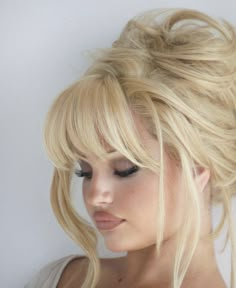 Glitter Hair Aesthetic, Best 90s Hairstyles, Pretty Low Bun Hairstyles, Rocker Gf Hair, 60s Blonde Hair, Blonde Y2k Hair, Makeup Looks For Blonde Hair, 90s Wispy Bangs, Fluffy Curled Hair