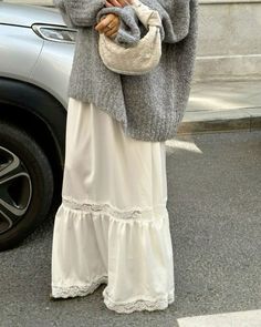 Chunky oversize grey knit sweater, long white summer skirt, chunky bottega white purse, cool womens fashion, trendy fall outfit inspo, old money look, it girl Australian Winter, T Shirt Outfits, California Outfits, Preppy Sweater, Quoi Porter, Sweater Outfit, Boho Chic Outfits, Trendy Fall