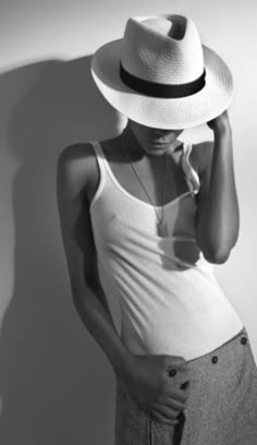 Ocular Appetite Photo Mannequin, Zoe Saldana, Cooler Look, Wearing A Hat, White Hat, Black And White Photography, Fashion Classy, Look Fashion, Hat Fashion