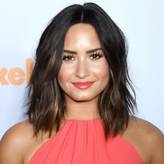 Lob Haircut Thick Hair, Popular Haircuts, Round Face Haircuts, Celebrity Hair Stylist, Penteado Cabelo Curto, Haircut For Thick Hair, Medium Hair Cuts