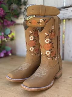 The price INCLUDES taxes and shipping anywhere in the United States.
This is the SB-Flores combo for women, a honey-colored set that has become the public's favorite thanks to its nubuck material and an iconic floral embroidery, present on both the boots and the 1.5-inch wide belt. The boots, with a 10.5" shaft height, cowhide sole, and leather lining, combine perfectly with the matching belt, standing out for their design and quality craftsmanship. Made in Mexico, this combo not only enhances Cute Western Boots For Women, Cute Western Boots, Boots Vaqueras, Mexican Boots For Women, Vaquera Boots, Western Belts For Women, Cute Boots For Women, Boots With Flowers, Womens Western Boots