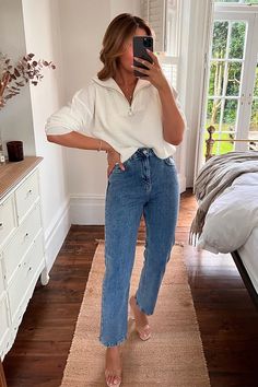 In The Style Chic Mom Outfits, Straight Jeans Outfit, Ankle Grazer Jeans, Straight Leg Jeans Outfits, Mum Jeans, Mom Jeans Outfit, Mum Fashion, 30s Fashion, Fashion And Beauty Tips