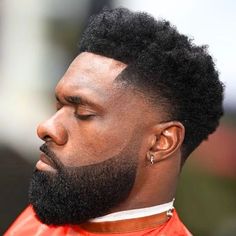 Low fade with curly top hair cut Black Man Low Fade, Low Fade, Beard Gang, Fade Haircuts, Men Hair, Beard Grooming