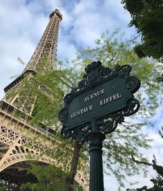 there is a sign in front of the eiffel tower that says avenue de seine hipel