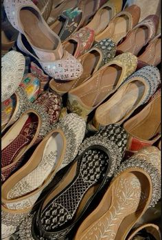 Pretty Heels Aesthetic, Desi Accessories Aesthetic, Jutti Aesthetic, Pakistan Shoes, Indian Sandals, Indian Shoes