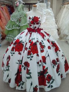 .Oh my god, I'm in love with the print and shape of this rose print dress! So fun and voluminous and so pretty! Stile Pin Up, Prom Dresses Strapless, White Prom Dress Long, Vestido Charro, Ball Gown Prom Dresses, Gown Prom Dresses, Rose Print Dress, Strapless Prom Dresses, فستان سهرة