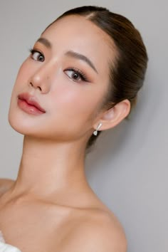 Fresh Bridal Makeup Asian, Arden Cho Makeup, Bridal Makeup Ethereal, Bridesmaid Make Up Asian, Asian Wedding Makeup Looks, Simple Pretty Makeup Looks, Korean Makeup On Indian Skin, Mom Of Bride Makeup, Bridal Makeup Small Eyes