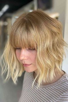 Short A-Line Wavy Blonde Bob with Full Bangs Long Wavy Beach Hair, Wavy Beach Hair, Light Bangs, Wavy Bangs, Short Wavy Bob, Choppy Haircuts, Short Blonde Bobs, Bangs For Round Face