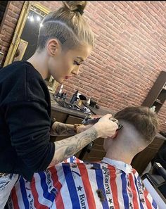 Female Undercut Long Hair, Shaved Hair Women, Undercut Hairstyles Women, Undercut Long Hair, Peinados Hair Styles, Half Shaved Hair, Shaved Hair Designs, Shaved Side Hairstyles, Shaved Undercut