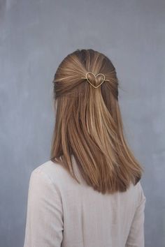 hairstyle Clip Love, Small Hair Clip, Small Hair Clips, Colorado Engagement, Bridal Hair Jewelry, Peinados Fáciles Para Cabello Corto, Bridal Hair Clip, Heart Hair, Penteado Cabelo Curto