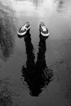 a pair of shoes sitting on top of a wet ground next to a puddle with the words problem je u tome, sto missmo da imano vene