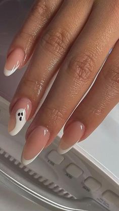 Almond Nails Autumn 2022, Aesthetic Nails Halloween, White French Tip Ghost Nails, October Nails Ghost, French Manicure With Ghost, White French Tip With Ghost, Halloween Nails Inspo Aesthetic, Autumn Nails Halloween, Fall French Nails 2022