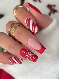 Design Nails Christmas, Christmas Themed Nails Short, Holiday Nails Coffin Christmas, Christmas Nails 2022 Candy Cane, Red Christmas Design Nails, Chistmas Nails 2022, Candy Cane Nails Square, Xmas Nails Coffin, Christmas Acrylic Nails Holiday Simple