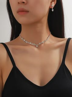 Bridal Jewelry Ideas Diamond, Silver Formal Accessories, Bridesmaid Silver Jewelry, Jewelry With Square Neckline, Silver Jewelry For Wedding, Prom Earing Ideas, Jewelry For Graduation, Prom Silver Accessories, Cute Prom Jewelry